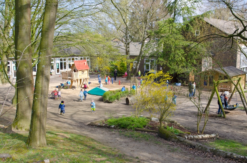 Im vertrauensvollen und verantwortlichem Umgang miteinander entscheiden unsere Kinder selbst, wann und mit wem sie draußen spielen möchten.