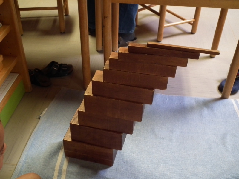 Statik - eine besondere Erfahrung mit der Braunen Treppe (Sinnesmaterial, M.Montessori).