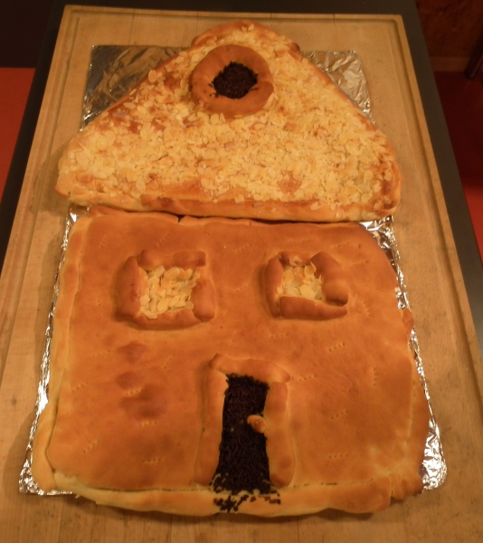 Kinder backen zum Thema "Haus".