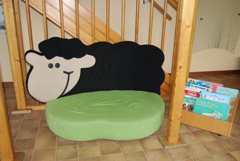 Das kindgerechte, gemütliche Sofa lädt zum Betrachten und Vorlesen der Bilderbücher ein.