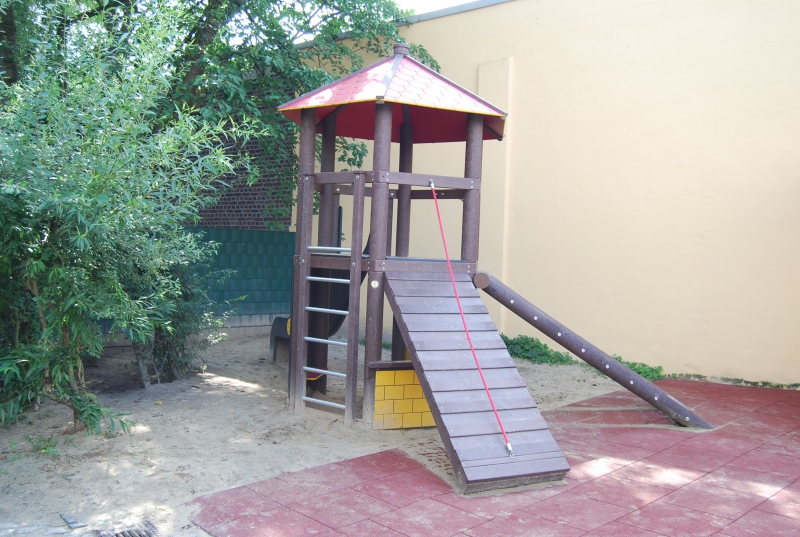 In unserer Außenanlage befindet sich ein Kletterturm mit Rutsche, der verschiedene Schwierigkeitsgrade aufweist. 