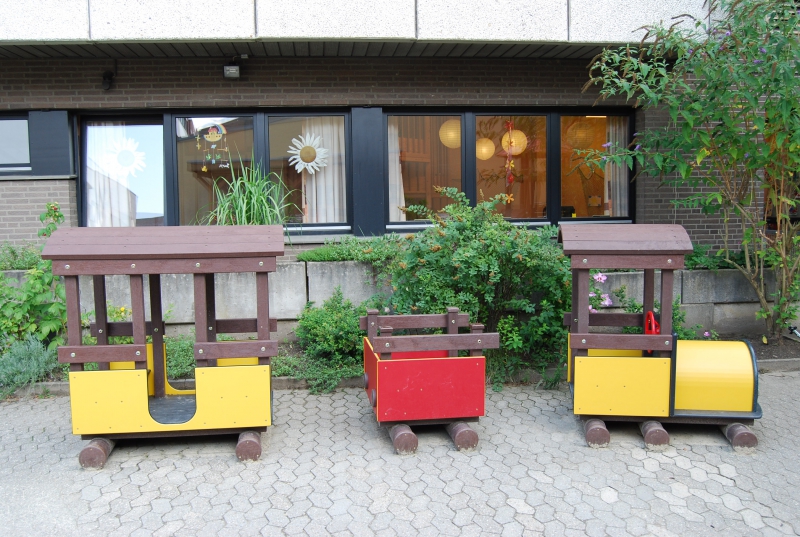 Weitere Spielmöglichkeiten: Eine Lokomotive mit Wagons, z.B. für Rollenspiele, zum Verweilen und Erzählen, etc. ... 