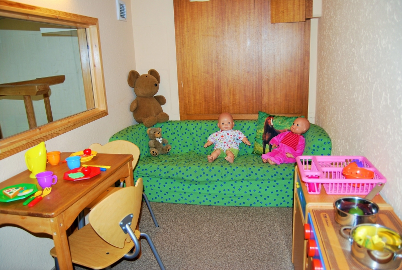 Die Puppenecke und der Verkleidungsbereich mit kleiner Kinderküche befindet sich auf der zweiten Ebene.