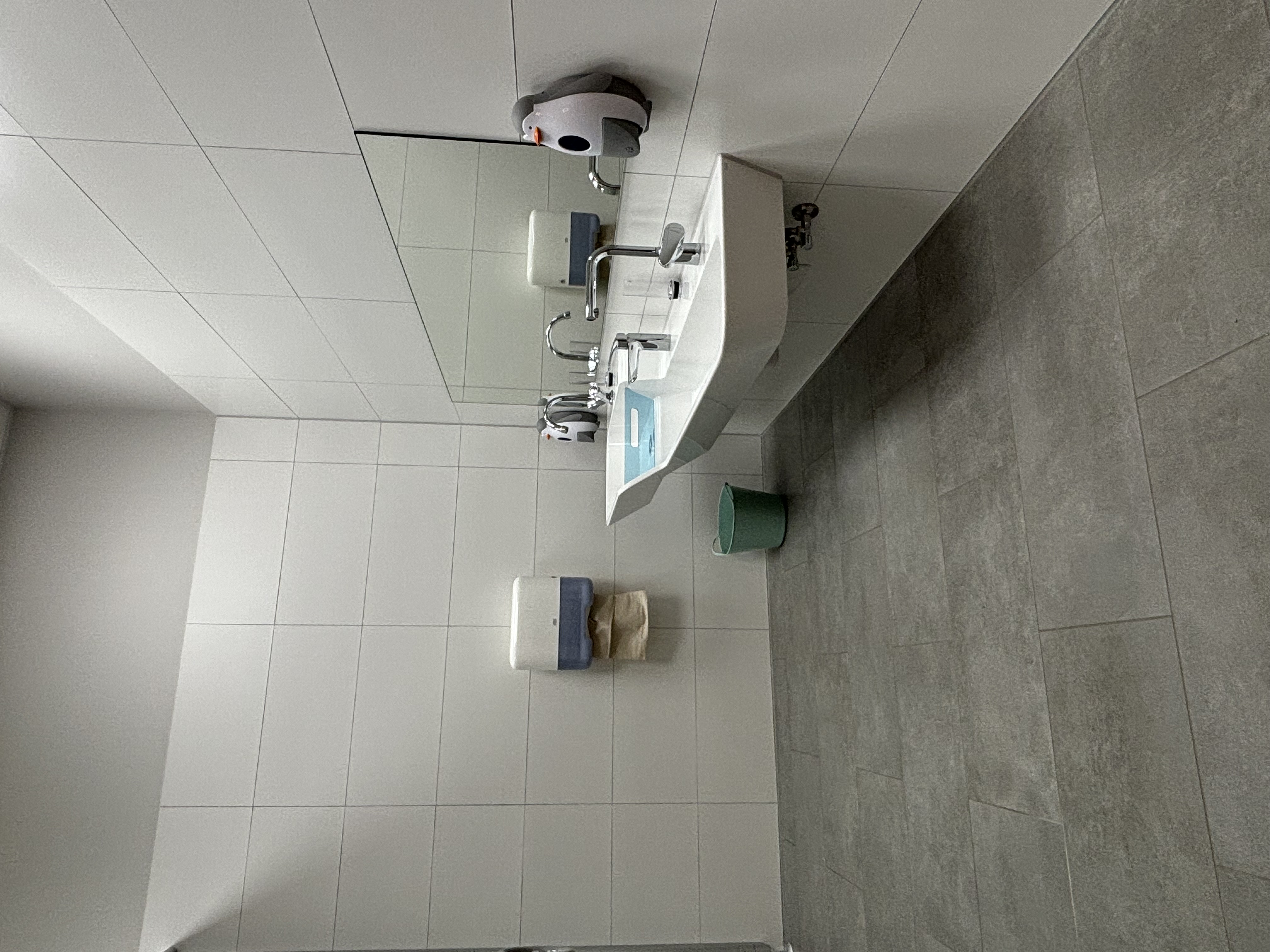Einer von drei Waschräumen